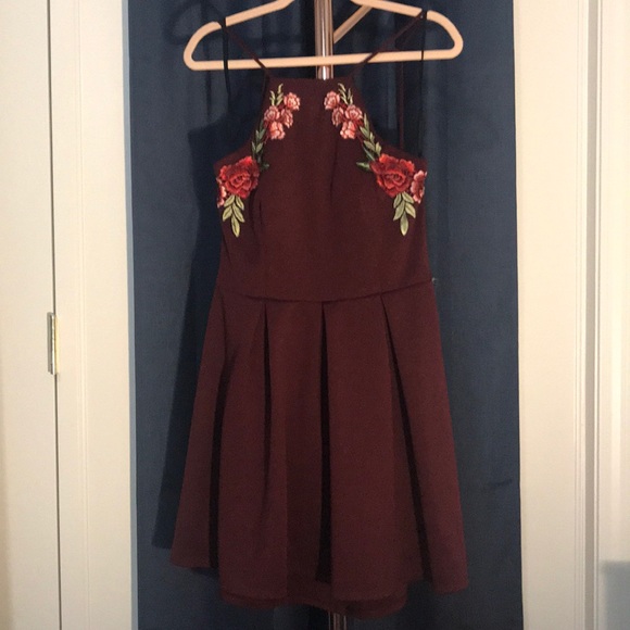 B Darlin Dresses & Skirts - NWOT Maroon Halter Dress with Floral Embroidery
